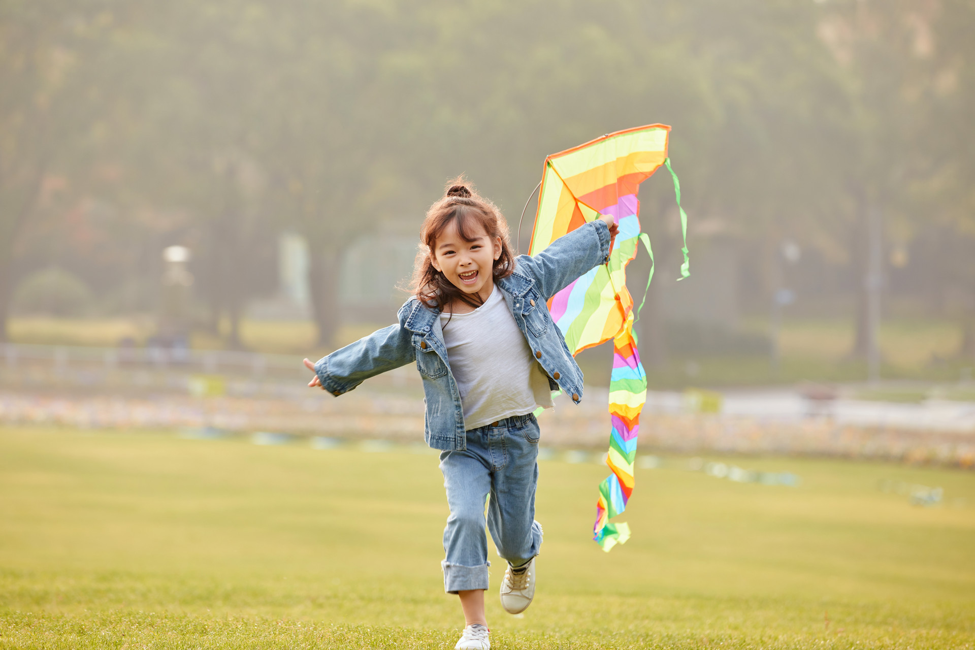 女孩放风筝图片_节日海报_海报-图行天下素材网